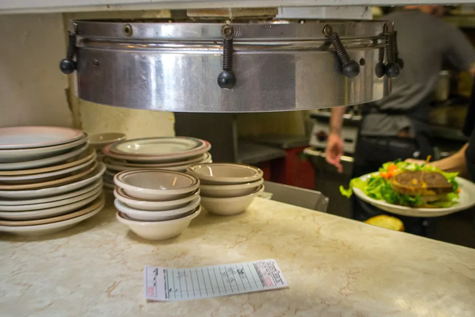 Comunicazione sala-cucina: le regole per non perdere ordini nel caos del sabato sera