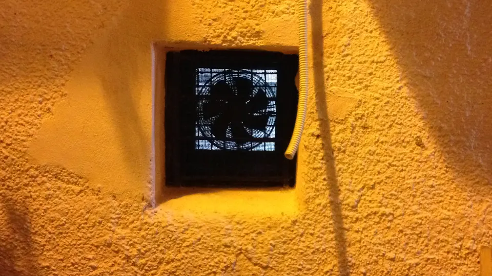 Aspiratore industriale per l'spirazione di fumi e odori dalla cucina di un ristorante di La Maddalena.